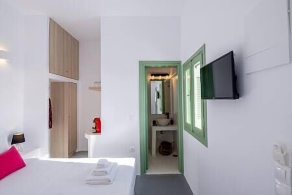 Double Room - Bathroom - Closet - Kitchenette - TV