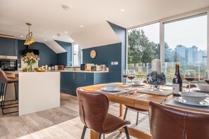 May Cottage + In Focus, Titchwell: Kitchen and dining area
