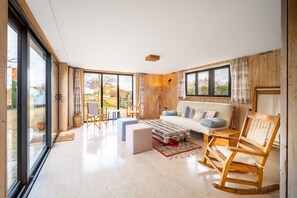Plumtrees, Thornham: Light and bright family room with panoramic windows