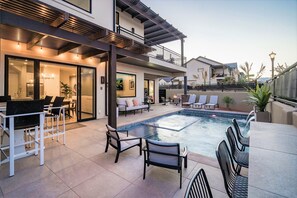 30 - Poolside dining with table and additional bar