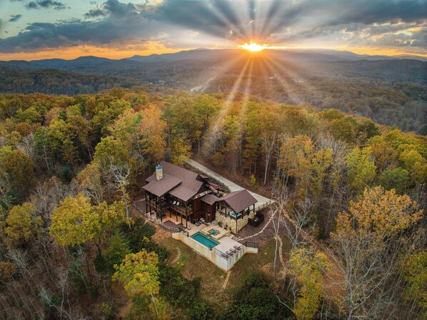 Welcome to Majestic Mountain, where modern luxury meets a laid-back lifestyle!