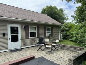 Outdoor dining and grill at lLindsey's Cottage