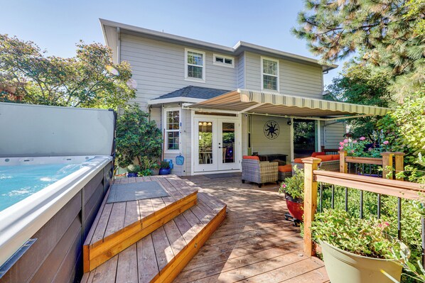 Medford Vacation Rental | 3BR | 2.5BA | 2,300 Sq Ft | Stairs Required