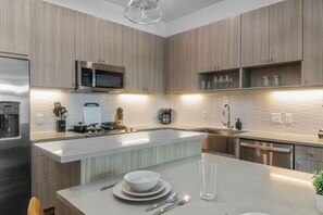 You’ll love the convenience of this fully equipped kitchen, where you can brew coffee, cook meals, or prepare snacks. The cozy layout and warm ambiance make cooking here a delightful part of your stay.