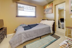 Studio | Queen Bed | Smart TV | Ceiling Fan