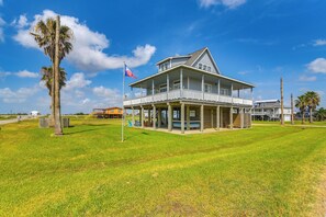 2-Story House | Self Check-In | 0.5 Mi to Surfside Beach Access