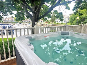 Outdoor spa tub
