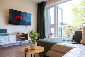 You can relax on the sofa with the balcony doors wide open