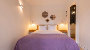 This colorful bedroom has a comfortable queen bed and an ensuite bathroom.
#comfort #design #ensuite #portugal #pt #sintra
