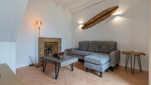 A cozy living room with a SMART TV and an indoor fire place.
#fireplace #smarttv #modern #comfort #portugal #pt #sintra