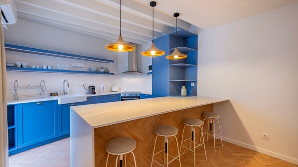 A vibrant kitchen with modern appliances and brand new utensils.
#modern #quality #portugal #pt #sintra