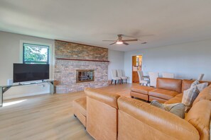 Living Room | Smart TV | Central Heating & A/C | Free WiFi