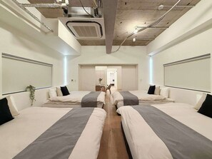 Bedroom 1: 4x queen size beds