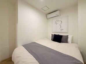 Bedroom 2: 1x queen size bed