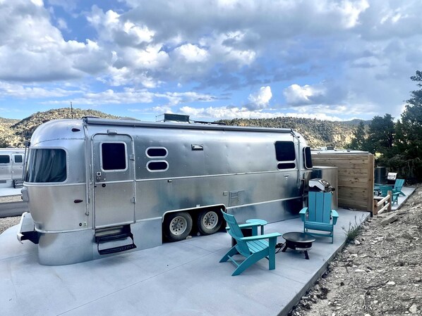 Airstream Adventure with private seating area and BBQ grill centrally located between Zion National Park and Bryce Canyon.  You'll enjoy glamping at it's finest in our airstreams!