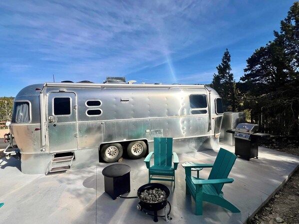 Experience glamping in a cozy Airstream at East Zion Resort! Nestled between Zion & Bryce Canyon, enjoy stunning views, modern comforts, a fire pit, and access to resort pool and hot tubs.  Perfect for adventure & relaxation under the stars! 