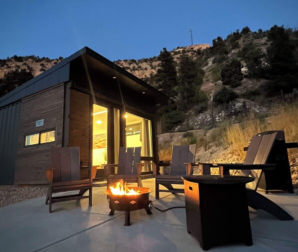 Mountain View Modern Cabin With BBQ Grill and Gas Fireplace