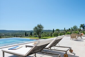 Villa Belletoile – Elegant Terrace with Sunbeds & Infinity Pool