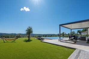  Villa Belletoile – Garden, Infinity Pool & Views in Provence