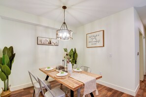 Dining Area | Free WiFi | Central Air Conditioning/Heat