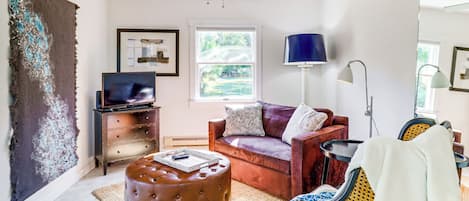 Scotland Vacation Rental | 1BR | 1BA | 418 Sq Ft | 2 Steps Required