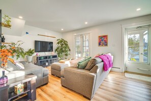 Living Room | Smart TV | Free WiFi