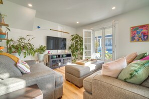 Living Room | Single-Story Unit | 1st-Floor Apartment