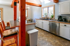 Sitting area Island with two stools