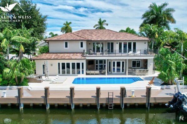 Elegant Waterfront Mansion with Pool and 6 Bedrooms