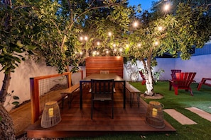 Beautiful outdoor dining space for dining under the trees as a group with family and friends :) Seats 10 