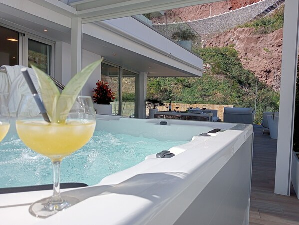 Outdoor spa tub