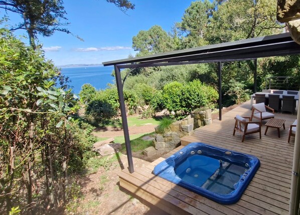 Outdoor spa tub