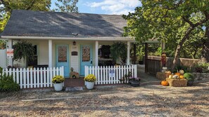 Bungalow for two, kitchen, Queen Bed, off street parking, 
