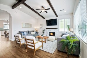Gorgeous open floor plan and spacious living room. 