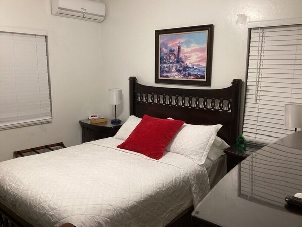 Imagine sleeping in this comfy bed with soft, clean linen & comfortable pillows