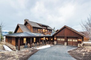 Charming Exterior – A rustic yet refined mountain retreat with wood and stone details, nestled in nature’s beauty.
