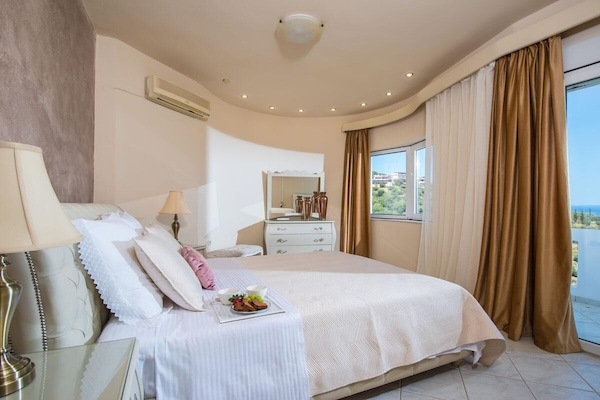 Comfortable 6 Bedroom Villa With Sea Views - Creta