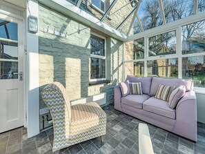 Conservatory | East Llwyn - Llwyn Holiday Cottages, Rhydowen