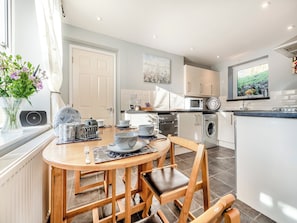 Kitchen/diner | East Llwyn - Llwyn Holiday Cottages, Rhydowen