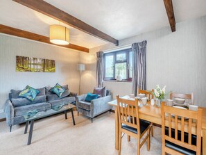 Living room/dining room | Swallow - Birds Farm Holidays, Colchester