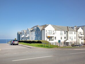 Setting | Spinnakers, Newquay