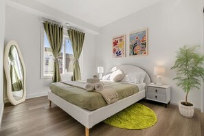Designed with style and comfort in mind, Bedroom #2 is a guest favorite. The room features a queen-size bed, plush linens, and tasteful décor that offers both elegance and coziness. You’ll feel right at home in this inviting space.