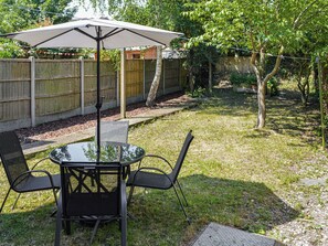 Sitting-out-area | Francis Cottage, Lincoln