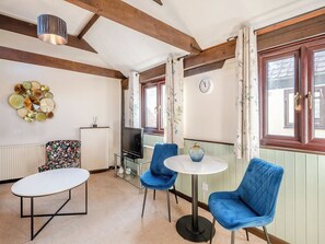 Open plan living space | Robin - Birds Farm Holidays, Colchester