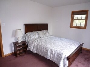 1st floor queen bedroom