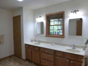 KIng bathroom