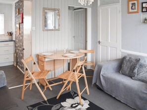 Open plan living space | Johns’ Beach Hut, California, near Scratby
