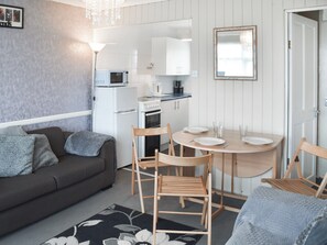 Open plan living space | Johns’ Beach Hut, California, near Scratby