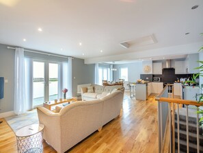 Open plan living space | Gwel Yr Haul, Barmouth