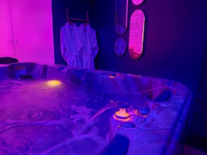 Indoor spa tub